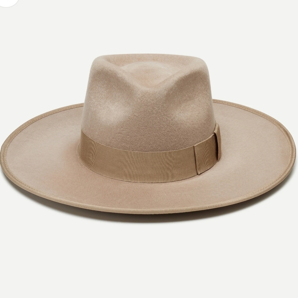 Wyeth Carter in Taupe